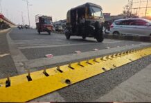 अकोला में ओवर ब्रिज पर गलत दिशा में चलने वालों के लिए लगाए गए ‘टायर किलर्स’