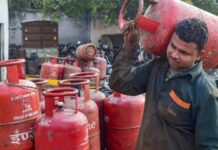 उज्ज्वला लाभार्थियों को झटका, सरकार ने सब्सिडी वाले सिलिंडर 9 से घटाकर 4 किए